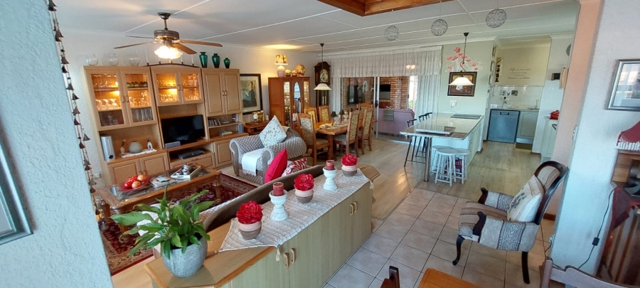 5 Bedroom Property for Sale in Wavecrest Eastern Cape